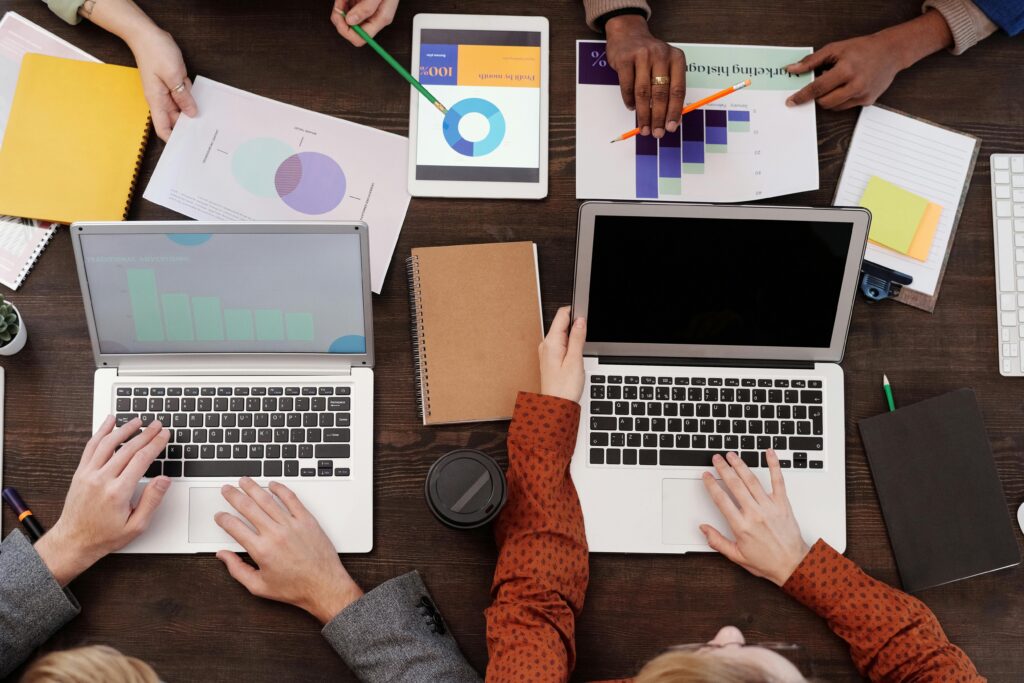 Equipo de trabajo compartiendo resultados de su productividad personal