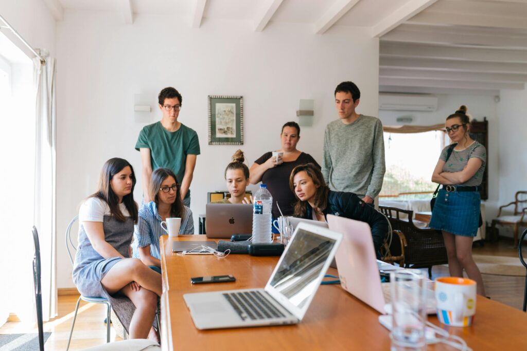 Jóvenes están atentos a cómo mejorar la eficiencia del equipo de trabajo