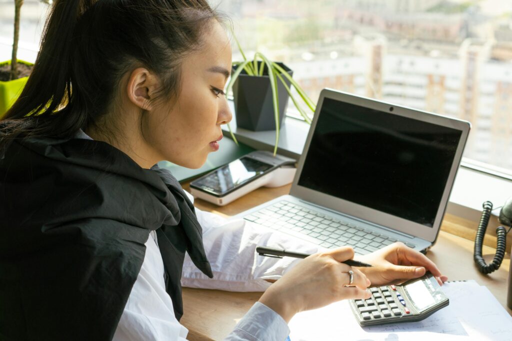 Contadora trabajando en la cotización de servicios