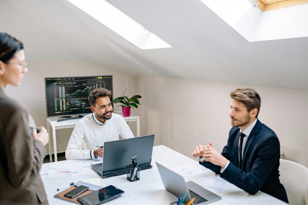 Personas trabajando con un software contable para mejorar la experiencia del usuario.