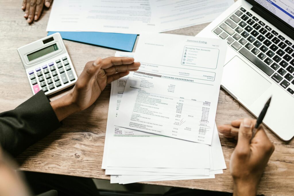 Persona trabajando en programa para contadores UY