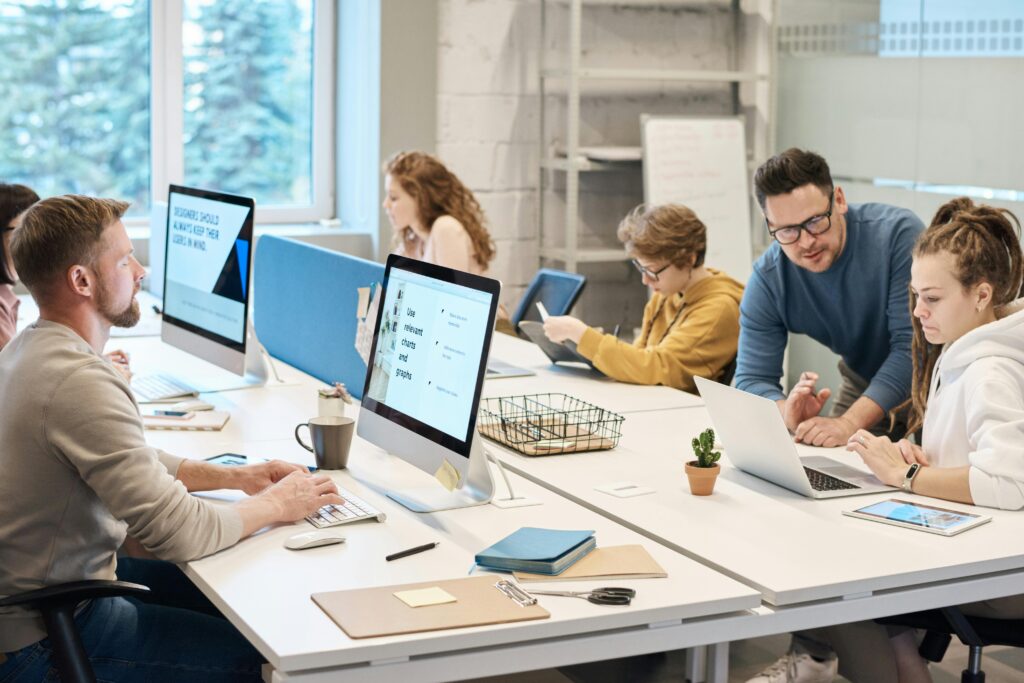 Equipo de trabajando sobre cómo mejorar su productividad