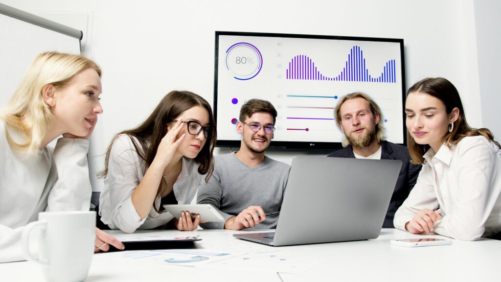 Equipo de trabajo analiza los resultados gracias a la trazabilidad de servicios en despachos contables