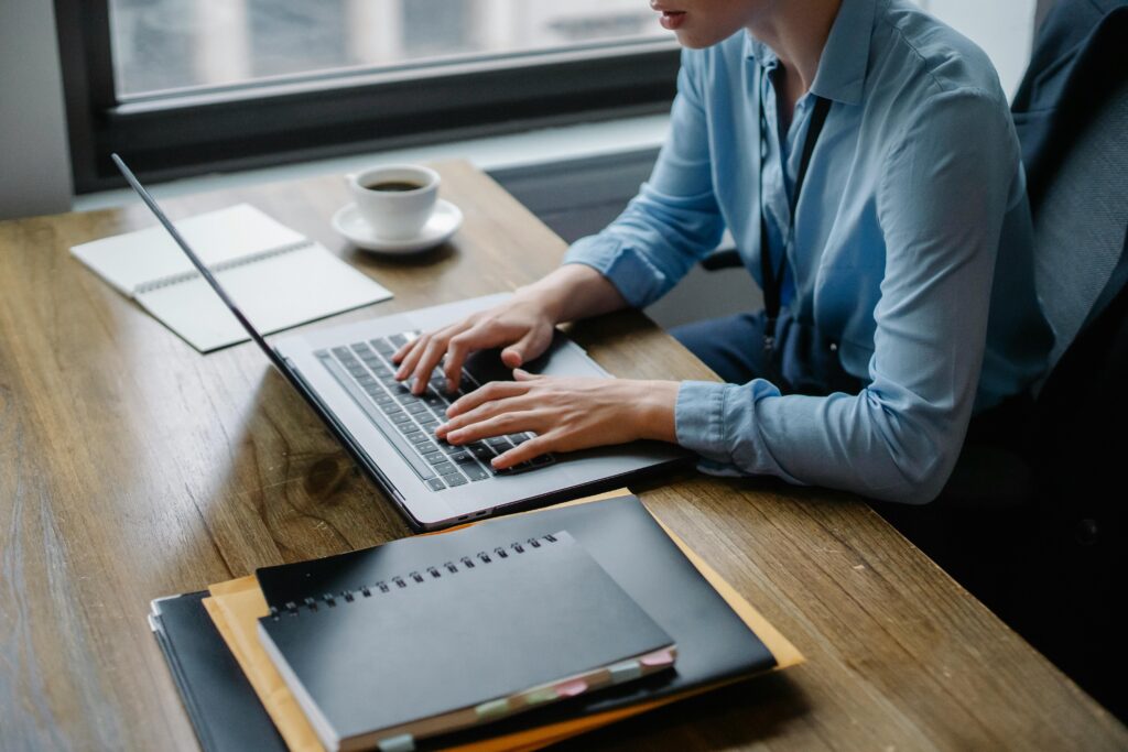 Mujer trabajando en una computadora con un software contable