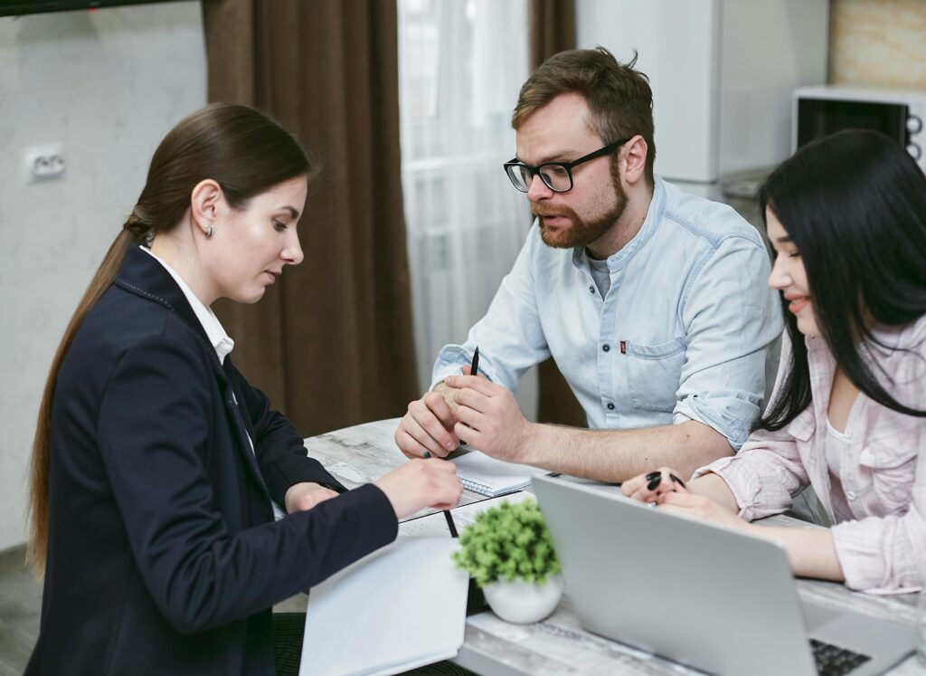 Personas en un estudio contable reflejando la importancia de la Gestión de clientes.