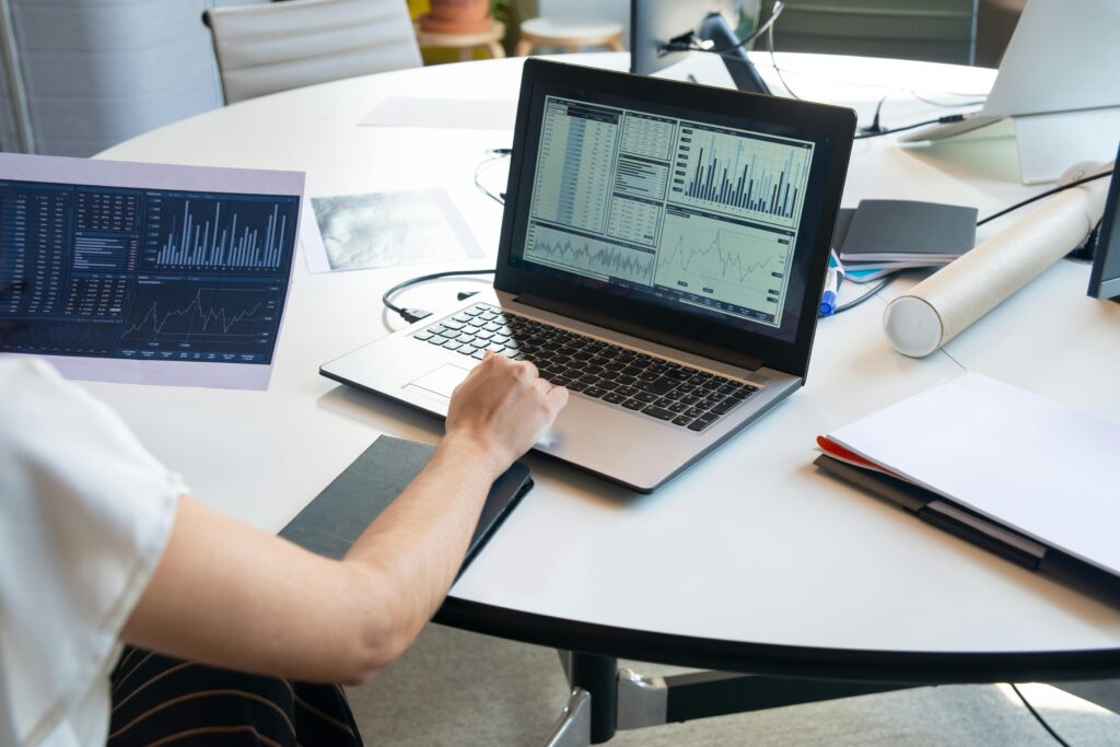 Persona trabajando en la gestión de datos en un despacho contable
