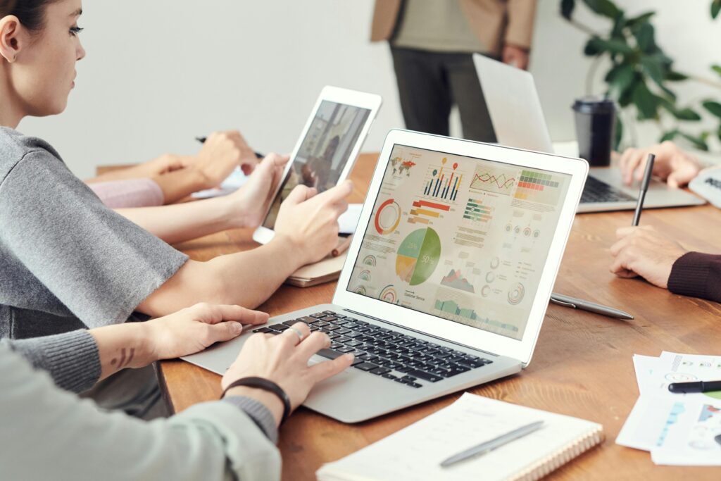Personas trabajando con herramientas de colaboración en un despacho contable.
