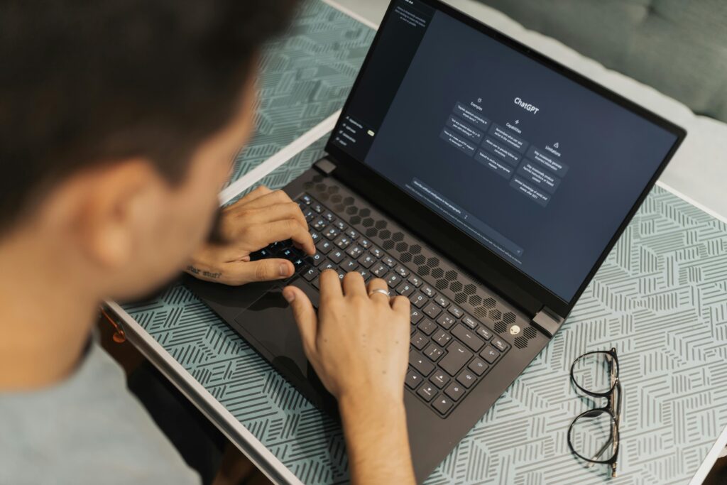 Profesional contable utilizando plataformas de inteligencia artificial para su estudio