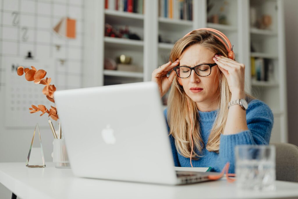 Persona mostrando que necesita un sistema para contadores
