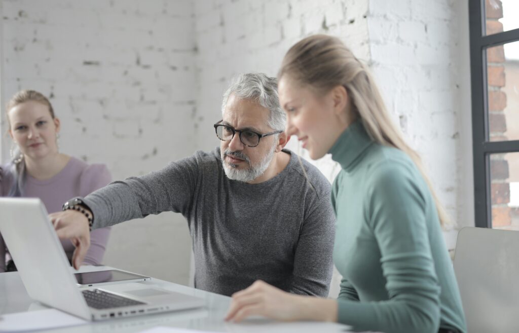 Contador indicando a colaboradora cómo usar la automatización inteligente.