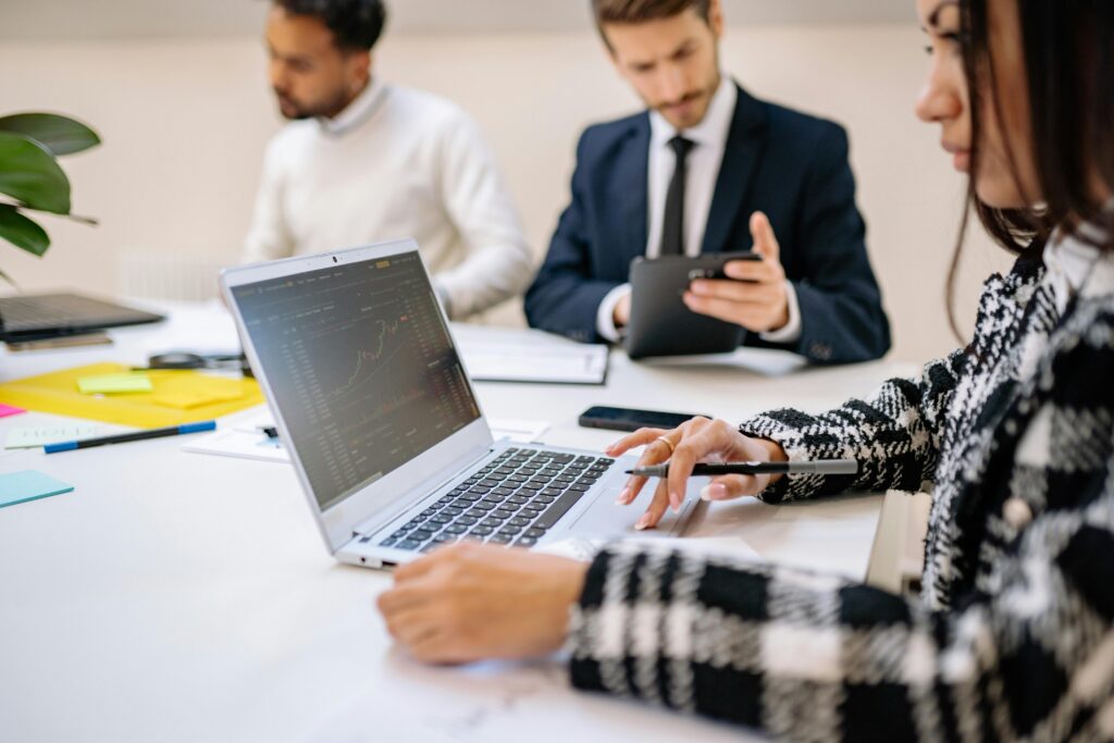 Profesional contable realizando una negociación efectiva