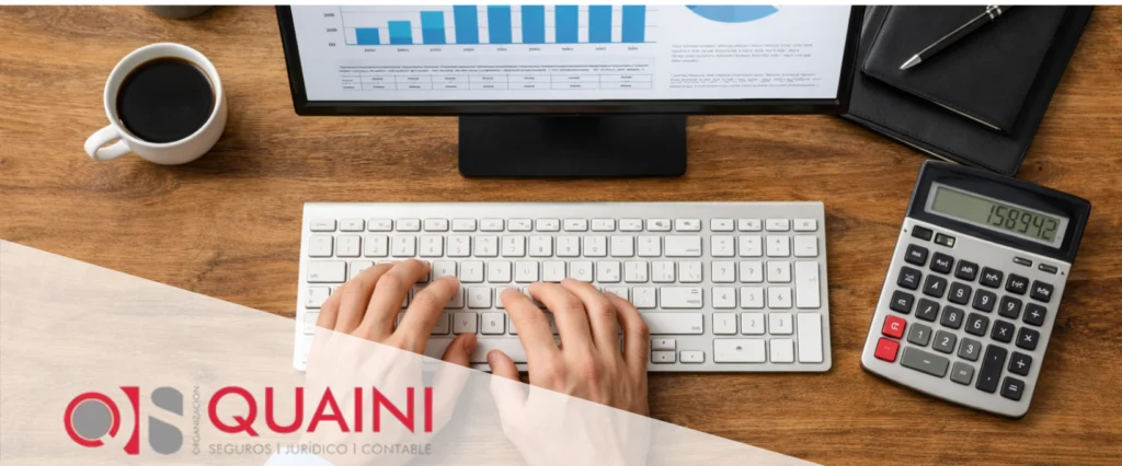 Hombre con las manos sobre un teclado de computadora representando la muy buena comunicación con los clientes que tiene el Estudio Quaini.