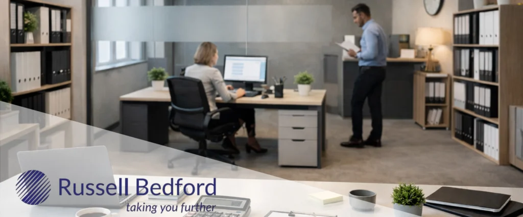 Oficina moderna simbolizando la gestión de vencimientos en el estudio contable Russel Bedford Argentina.